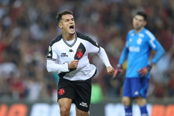 Foto colorida de Coutinho, do Vasco, contra o Flamengo - Metrópoles