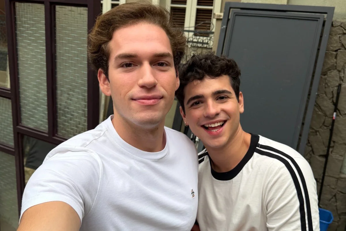 Mau Mau (João Victor Gonçalves) e Felipe (Pietro Antonelli) em Quem Ama Cuida Mau Mau (João Victor Gonçalves) e Felipe (Pietro Antonelli) em Quem Ama Cuida