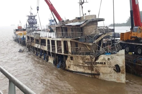 Dois corpos são encontrados em navio naufragado há mais de um mês