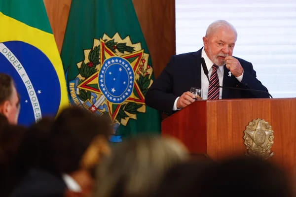 Lula diz que só entra no Planalto quem apresentar cartão de vacina