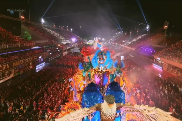 Imagem colorida do desfile da Acadêmicos de Niterói