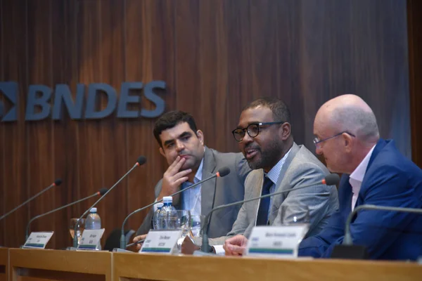 Fotografia colorida mostrando seminário-Metrópoles