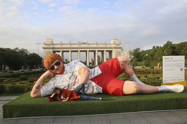 Ed Sheeran ganha estátua gigante para divulgar show