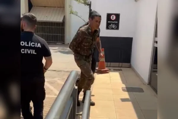 Imagem colorida de um homem sendo preso- Metrópoles