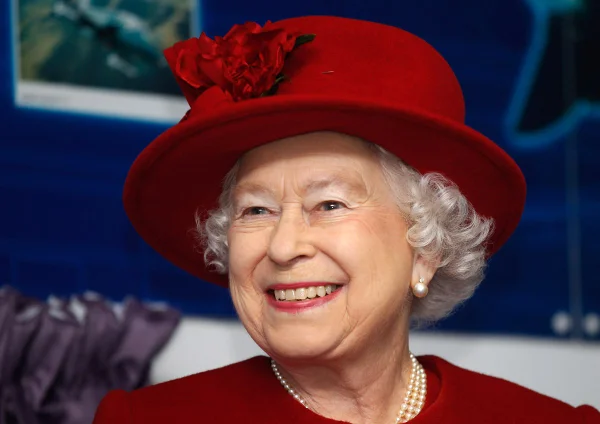 Na imagem com cor, rainha Elizabeth II também foi um ícone de moda