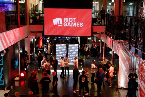 Riot Games é acusada de obrigar funcionária a apagar foto de biquíni