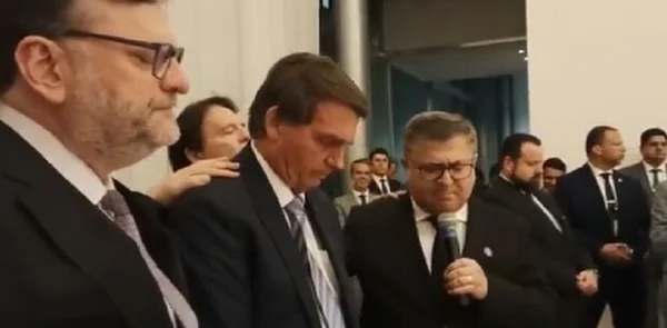 Vídeo: apóstolo de Campo Grande (MS) unge Bolsonaro em Brasília