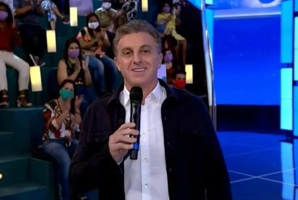 Luciano Huck, apresentador global. Ele tem pele clara, cabelos grisalhos e nariz grande - Metrópoles