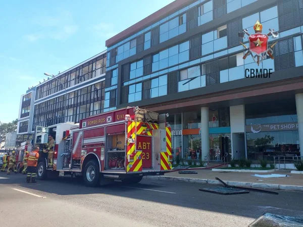 Após explosão em prédio no DF, moradores começam a retirar pertences