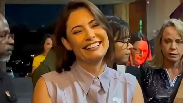Michelle Bolsonaro não se compromete com Flávio e faz afago em Moraes