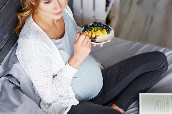 Grávida com desejos alimentares, comendo salada de frutas- Metrópoles
