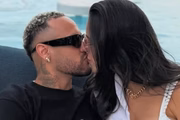 Neymar e Bruna Biancardi dão selinho
