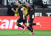 Maycon comemorando gol com a camisa do Corinthians