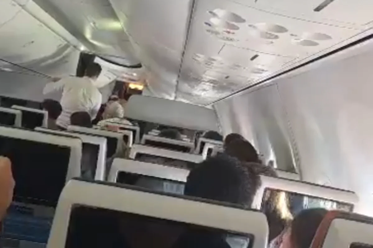 Choro e desespero: imagem mostra confusão em avião com facada em piloto