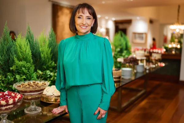 Valeska Tonet Camargo promove happy hour beneficente de Natal