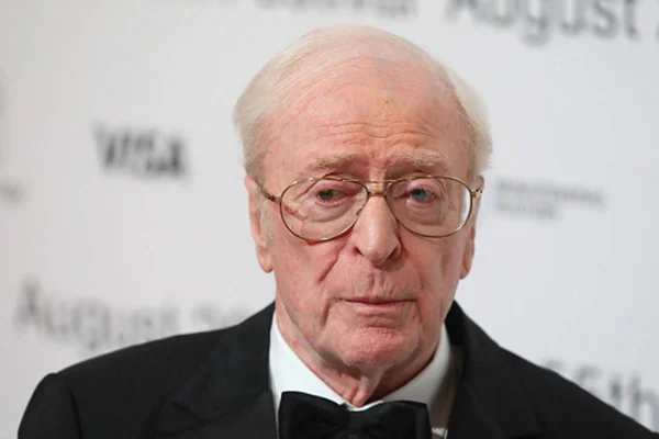 Foto colorida de Michael Caine usando óculos - Metrópoles