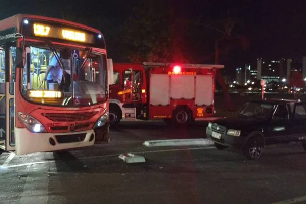 Ônibus e carro se envolvem em acidente na Esplanada dos Ministérios