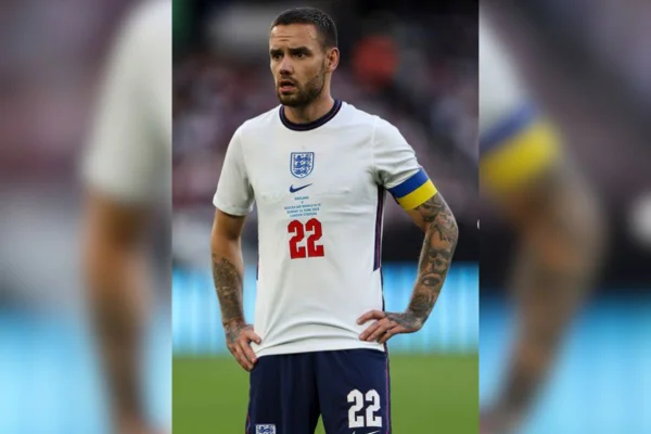 Imagem colorida de Liam Payne com camisa da Inglaterra - MEtrópoles
