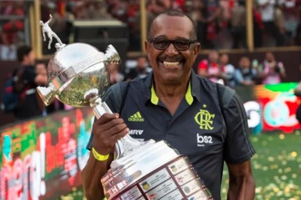 Massagista Jorge Luiz com a taça da Libertadores