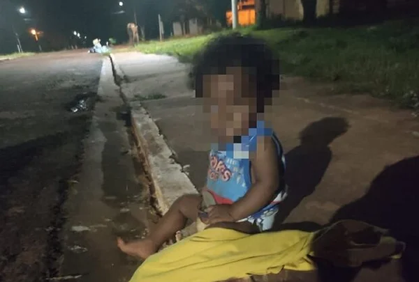 Fotografia colorida da bebê de dez meses, encontrada sozinha sentada em uma avenida de Angélica