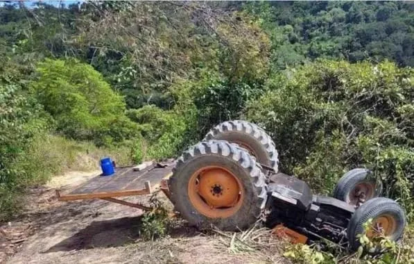 Funcionário de fazenda morre após trator capotar em ribanceira