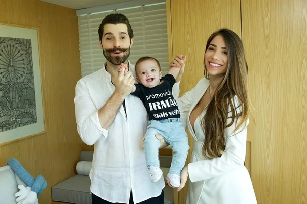 Romana Novais e Alok fazem brincadeira para “descobrir” sexo do bebê