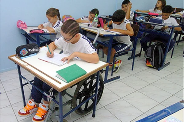 Imagem colorida de criação com deficiência em sala de aula - Metrópoles