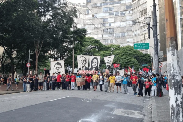Imagem colorida de protesto de alunos da Unesp. Unicamp e USP por melhores condições de pertencimento nas universidades - Metrópoles
