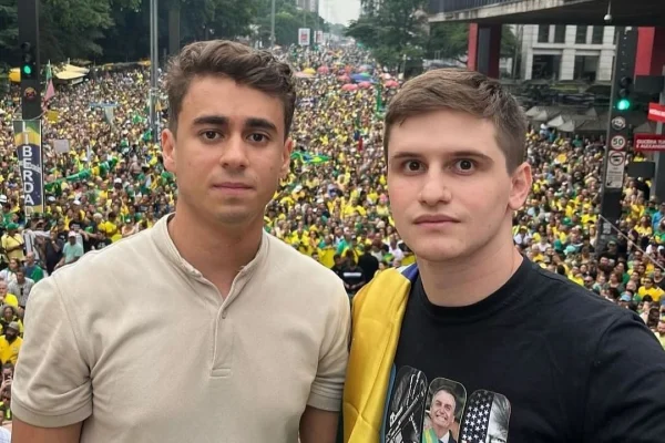 Imagem colorida de Lucas Pavanato com Nikolas Ferreira. Metrópoles