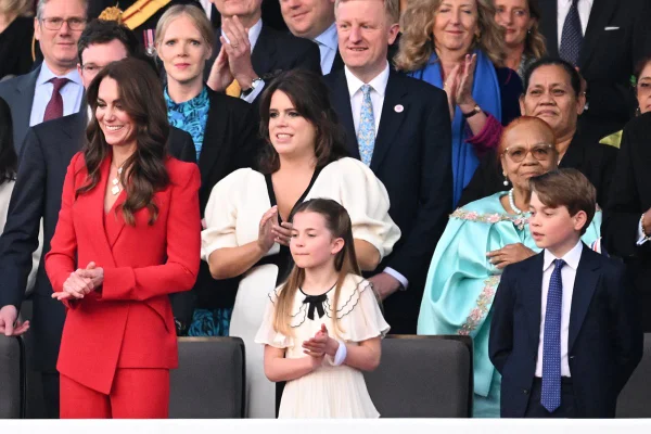 Charlotte vive perrengue no concerto da coroação e pede ajuda a George