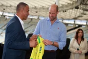 O príncipe William com a camisa da Seleção Brasileira 