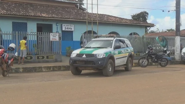Mulher é presa por agredir e abandonar filhos de 4 e 8 anos