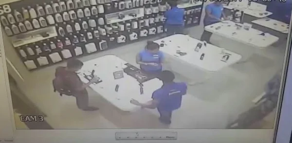 Câmeras de segurança flagram assalto em loja da Samsung no JK Shopping