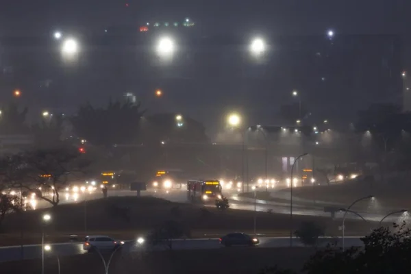 Chuva em Brasília se torna um dos assuntos mais comentados no Twitter. “Tá chovendo”