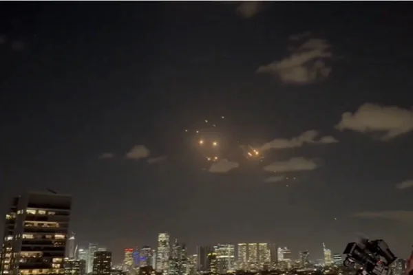Imagem colorida mostra trecho de vídeo dos ataques do irã contra israel - MEtrópoles