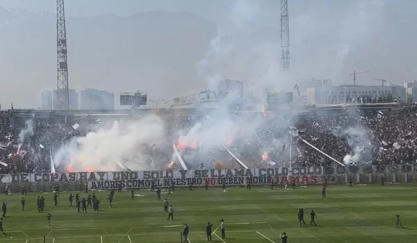 Vídeo: marquise de estádio no Chile desaba e torcedores ficam feridos