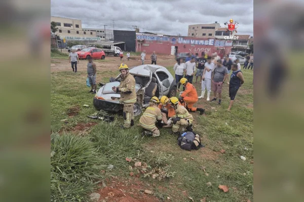 Carro atinge parada de ônibus e motorista fica em estado grave no DF