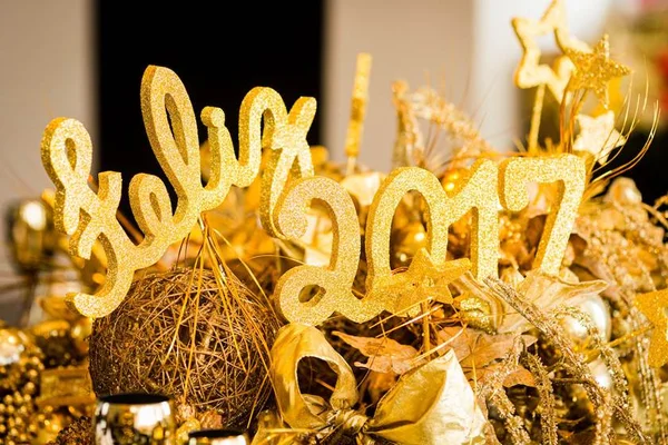 Decor para o Ano Novo pede diferentes tons de dourado e branco na mesa