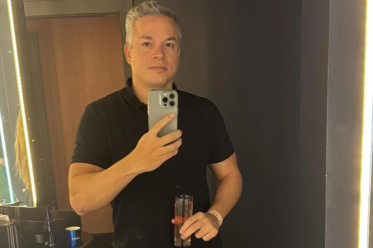 Anderson Felício faz selfie Anderson Felício faz selfie