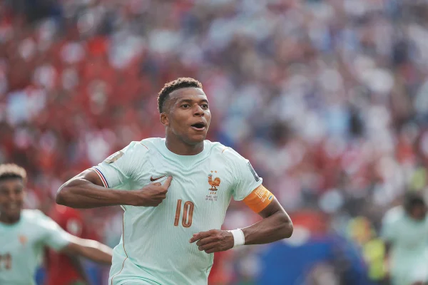 Mirando 3ª final seguida, Mbappé nunca foi eliminado em Copa do Mundo