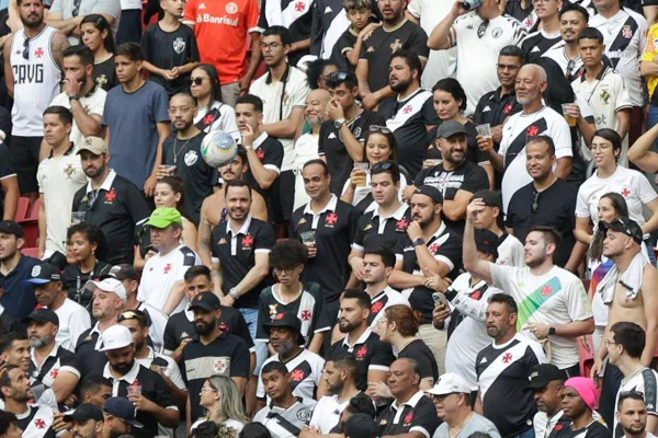 imagem coloridade de torcida do vasco na arena brb - metrópoles