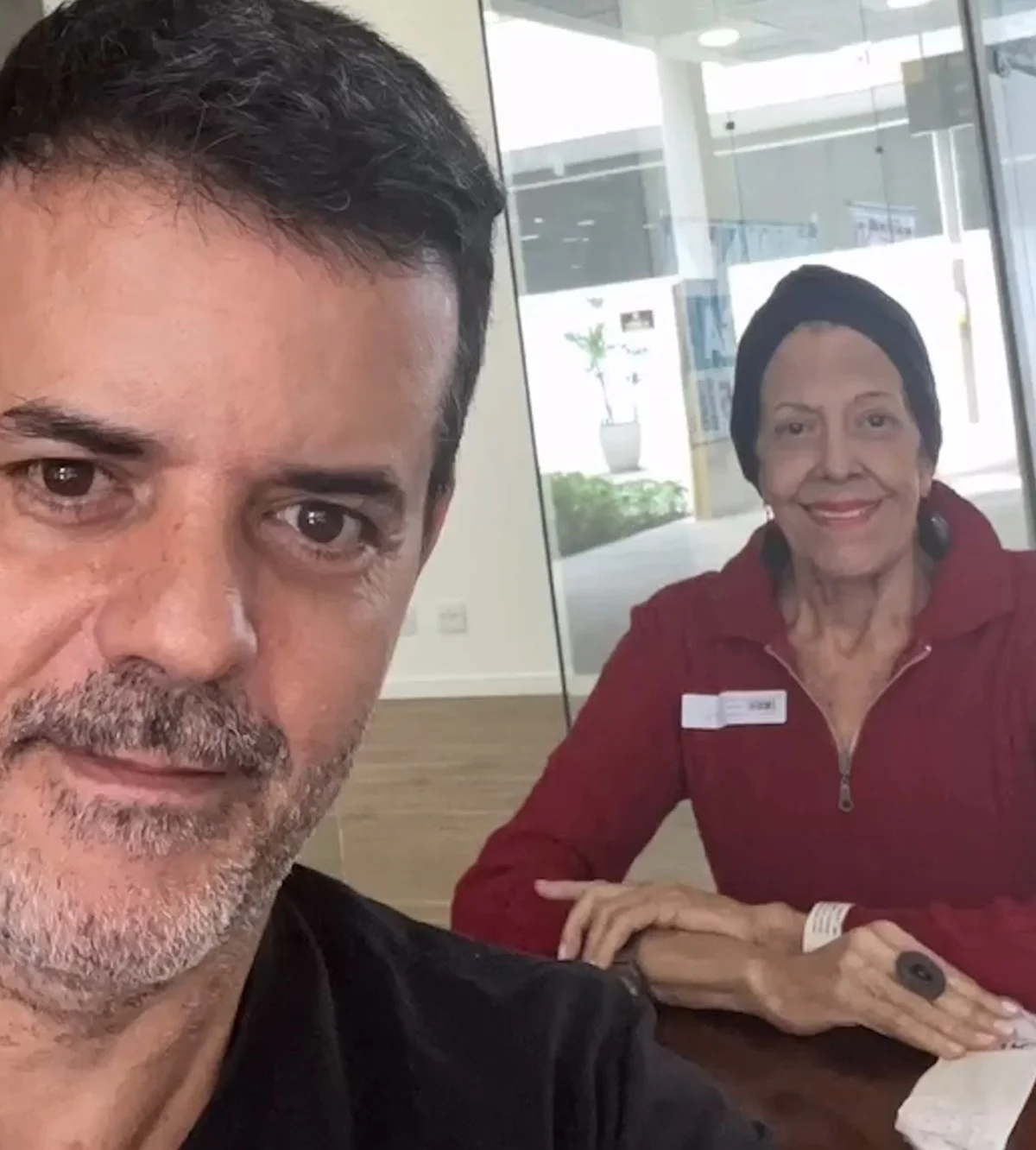 Jorge Pontual e a mãe, dona Tereza, posam juntos para as redes sociais Jorge Pontual e a mãe, dona Tereza, posam juntos para as redes sociais