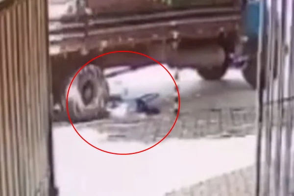 Homem que andava de bicicleta é atropelado por caminhão. O motorista fugiu