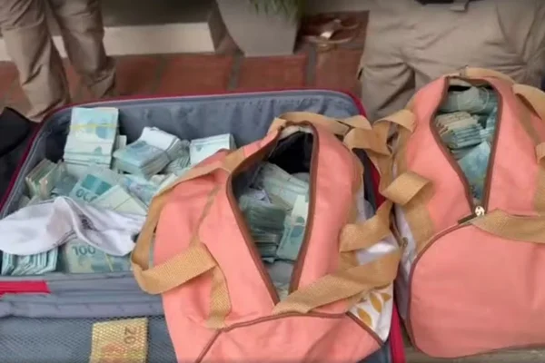 Família é presa com R$ 3 milhões em malas após extorquir médico