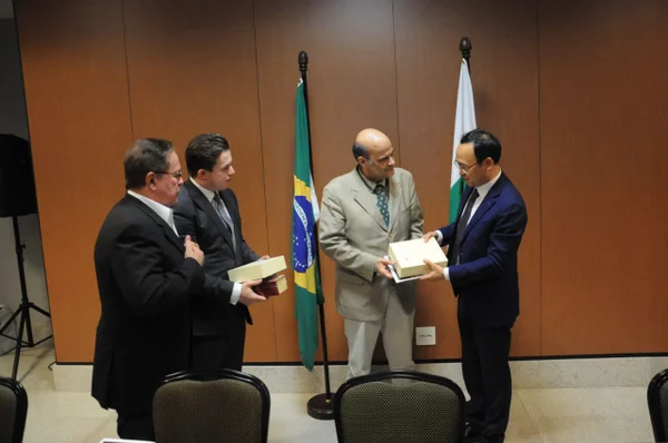 Chineses conhecem projetos de governo eleito do DF