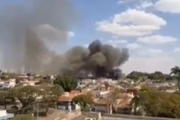 Imagens que circulam nas redes sociais mostram coluna de fumaça visível de locais distantes do incêndio