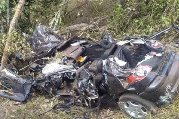 Foto colorida de destroços de um carro-Metrópoles