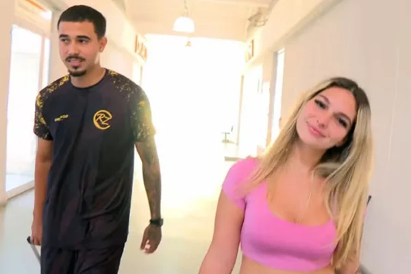Casal joga “canetas emagrecedoras” no telhado e chega rindo à delegacia