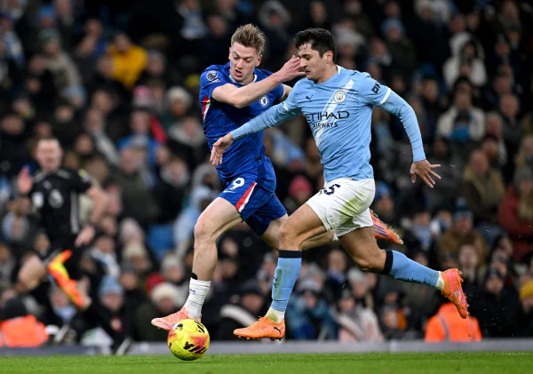 Disputa de bola em Manchester City x Chelsea pela Premier League