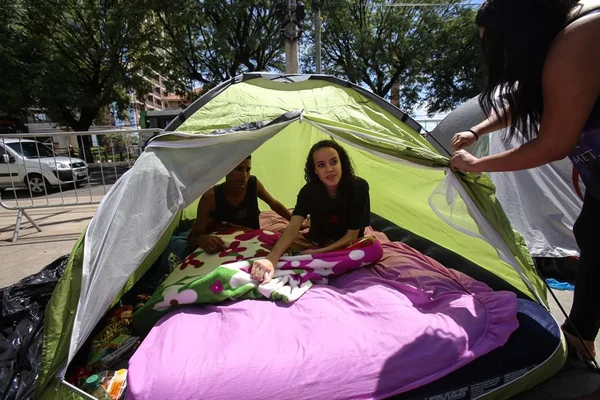 Fã fica seis meses acampado na fila para ver show de Bieber em SP